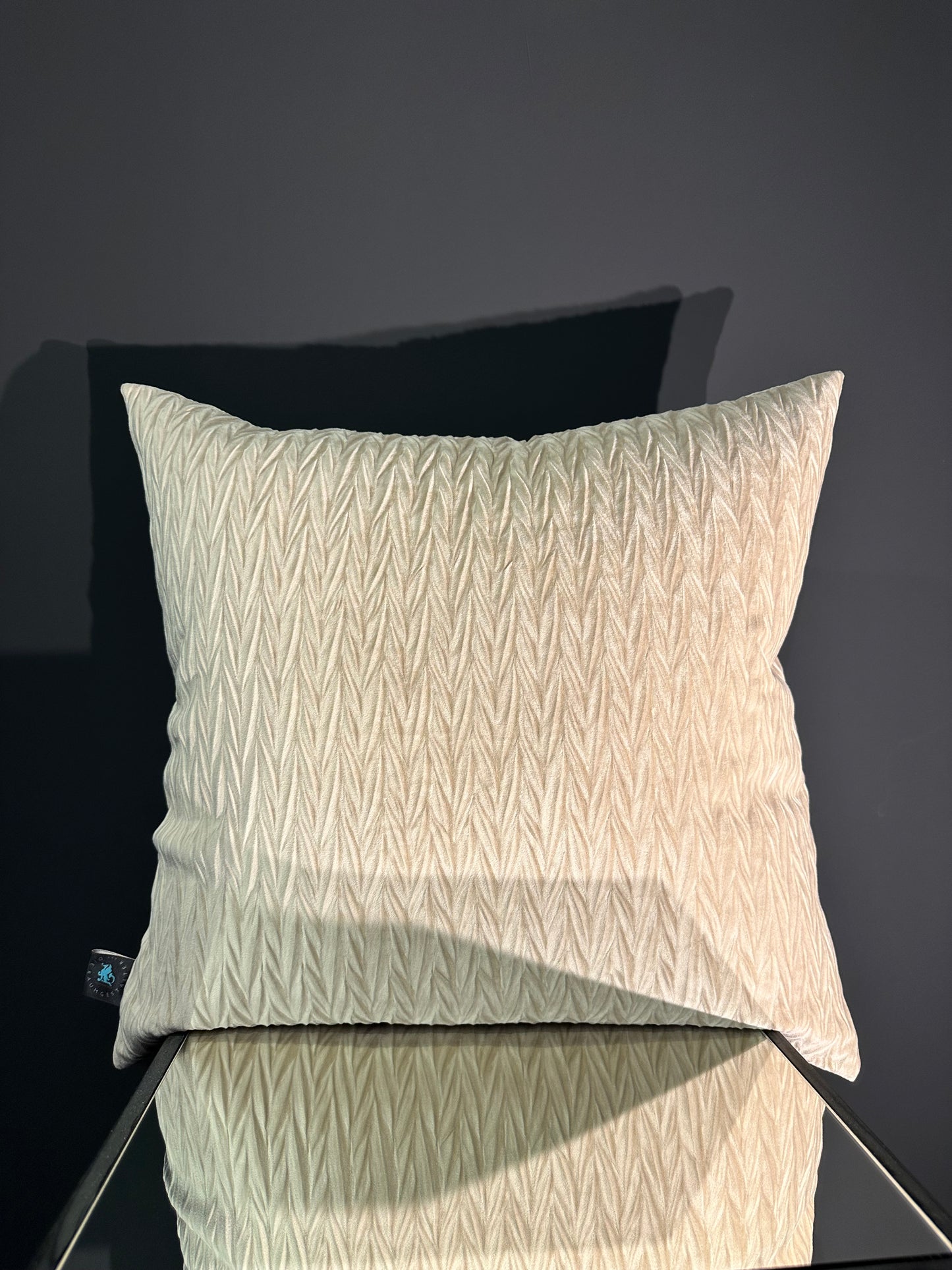Tender Crush taupe-beige Kissen 60x60cm