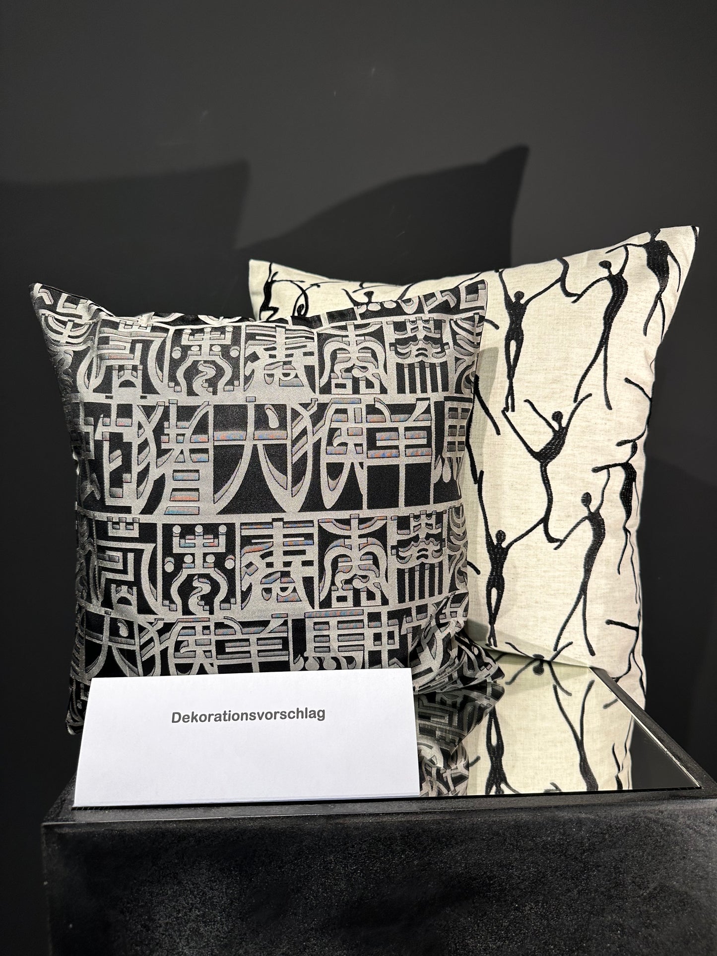 Choreographie Letters Silk Noir Kissen 40x40cm