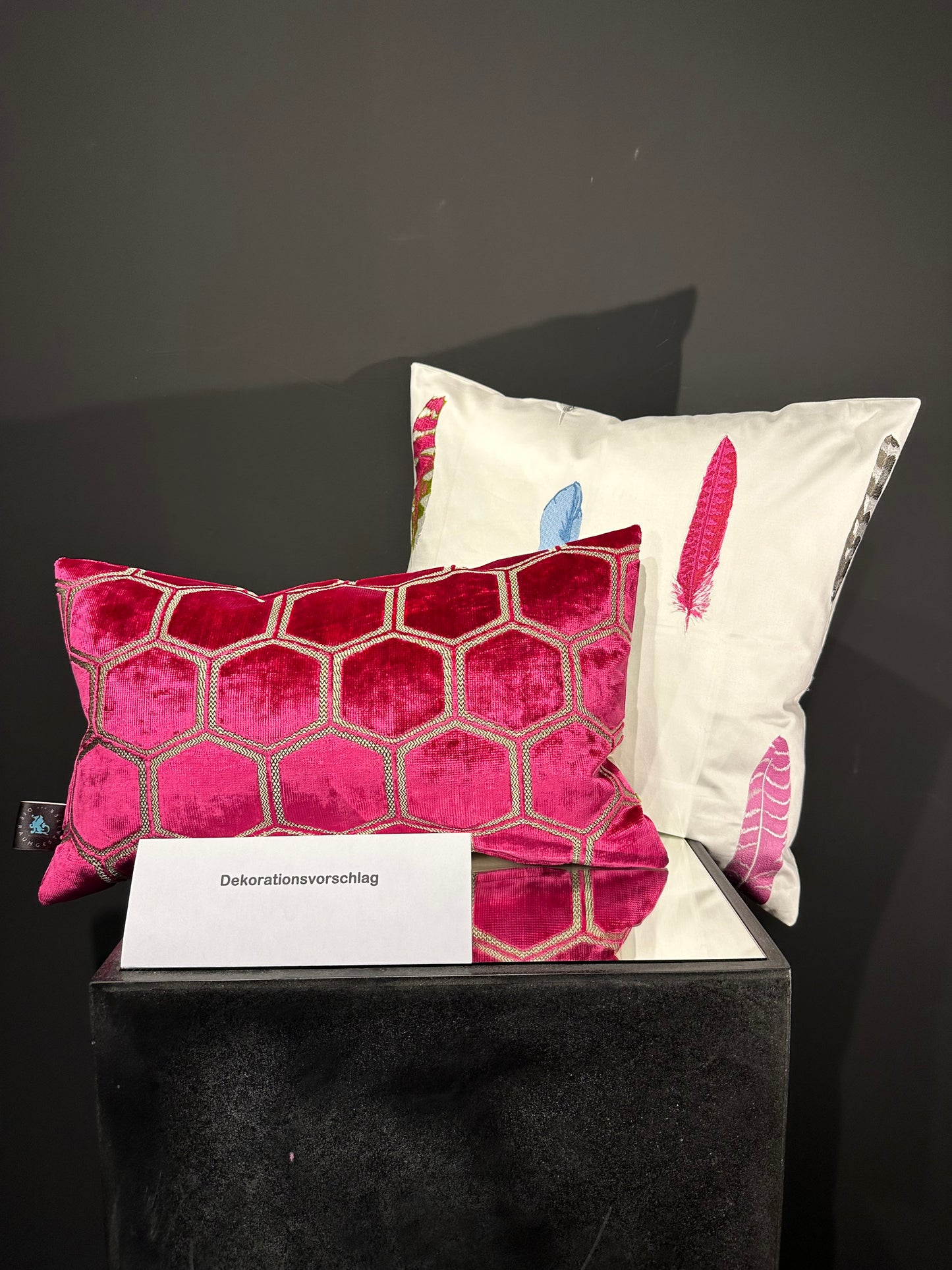 Feathered Elegance fuchsia Kissen 50x50cm