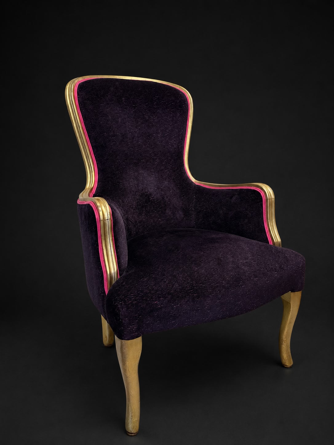 Voltaire-inspirierter Hochlehnsessel in tiefem Violett mit Goldgestell und himbeerfarbenem Doppelkeder
