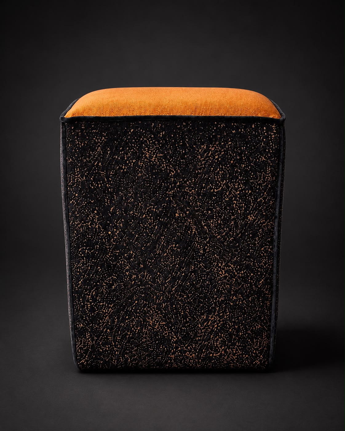 Handgearbeiteter Hocker mit Kupfer-Satin und schwarzem Samt mit kupfernen Einschlüssen