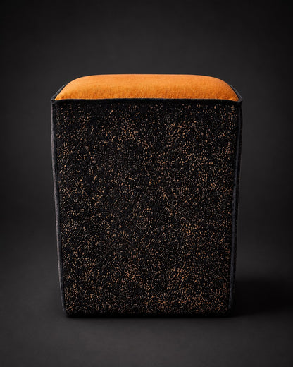 Handgearbeiteter Hocker mit Kupfer-Satin und schwarzem Samt mit kupfernen Einschlüssen