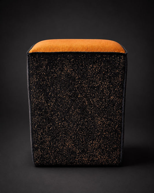 Handgearbeiteter Hocker mit Kupfer-Satin und schwarzem Samt mit kupfernen Einschlüssen
