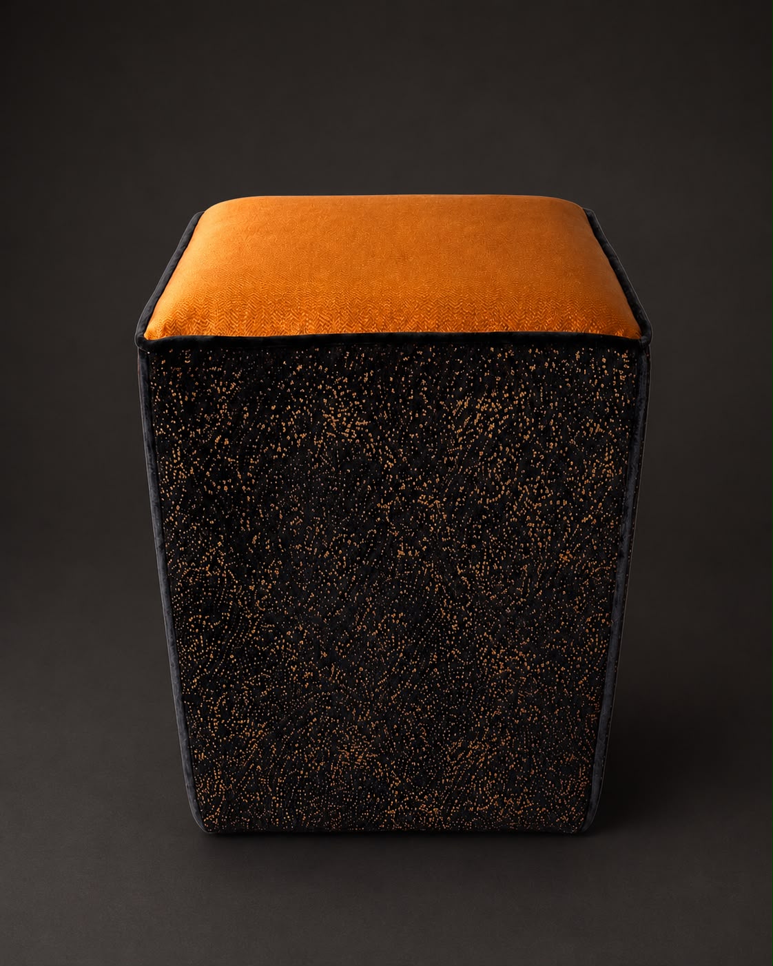 Handgearbeiteter Hocker mit Kupfer-Satin und schwarzem Samt mit kupfernen Einschlüssen