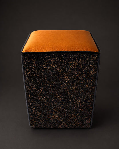 Handgearbeiteter Hocker mit Kupfer-Satin und schwarzem Samt mit kupfernen Einschlüssen