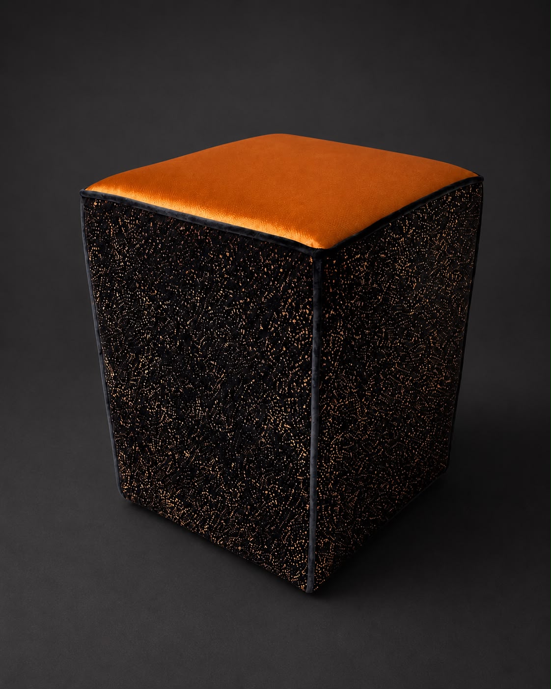 Handgearbeiteter Hocker mit Kupfer-Satin und schwarzem Samt mit kupfernen Einschlüssen