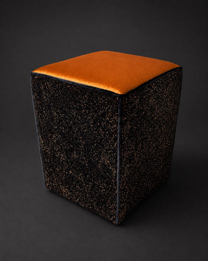 Handgearbeiteter Hocker mit Kupfer-Satin und schwarzem Samt mit kupfernen Einschlüssen