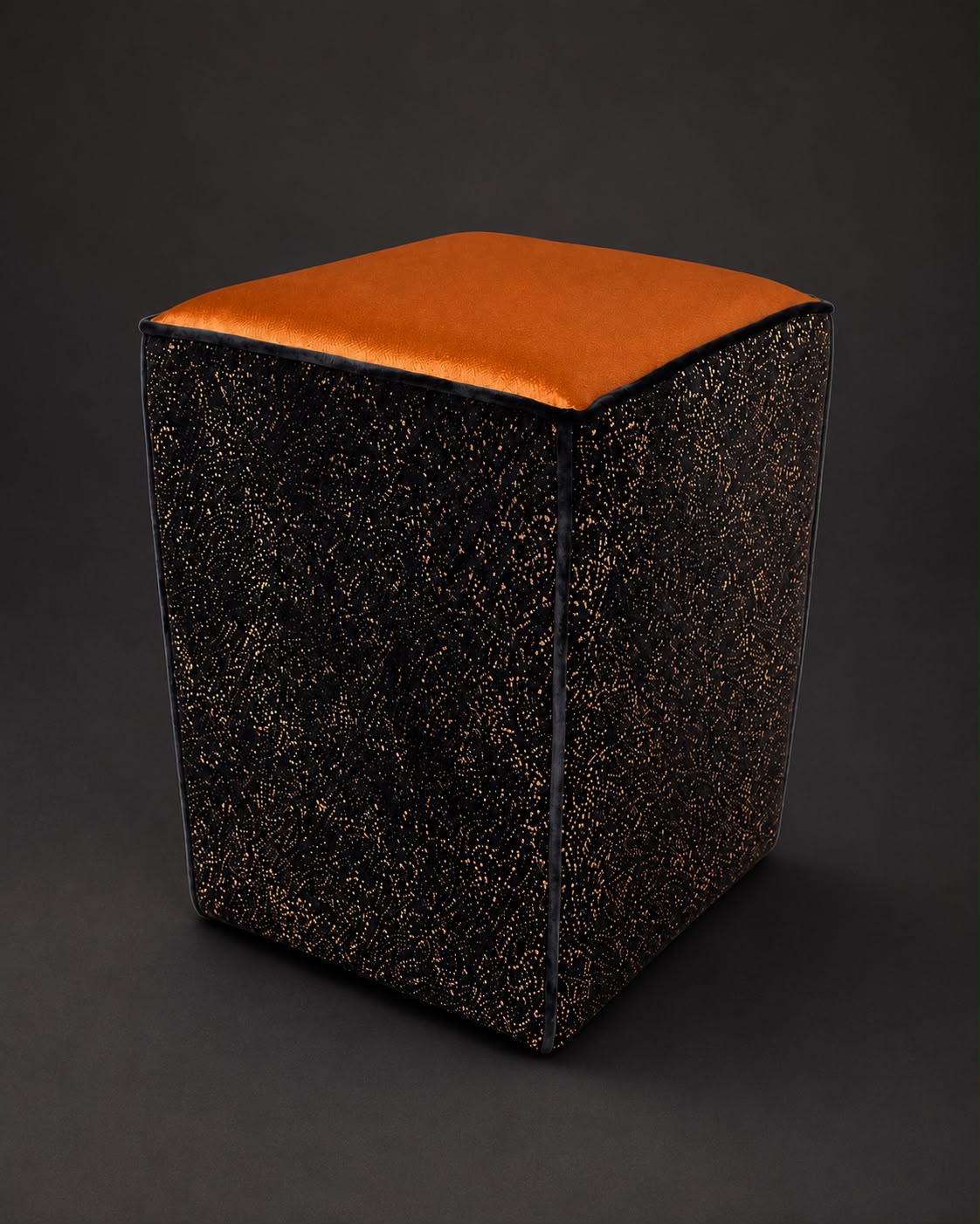 Handgearbeiteter Hocker mit Kupfer-Satin und schwarzem Samt mit kupfernen Einschlüssen