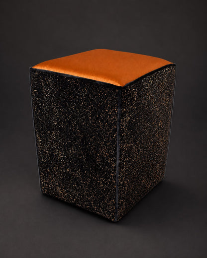 Handgearbeiteter Hocker mit Kupfer-Satin und schwarzem Samt mit kupfernen Einschlüssen