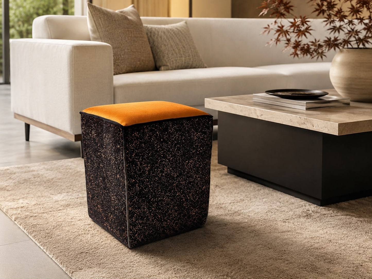 Handgearbeiteter Hocker mit Kupfer-Satin und schwarzem Samt mit kupfernen Einschlüssen