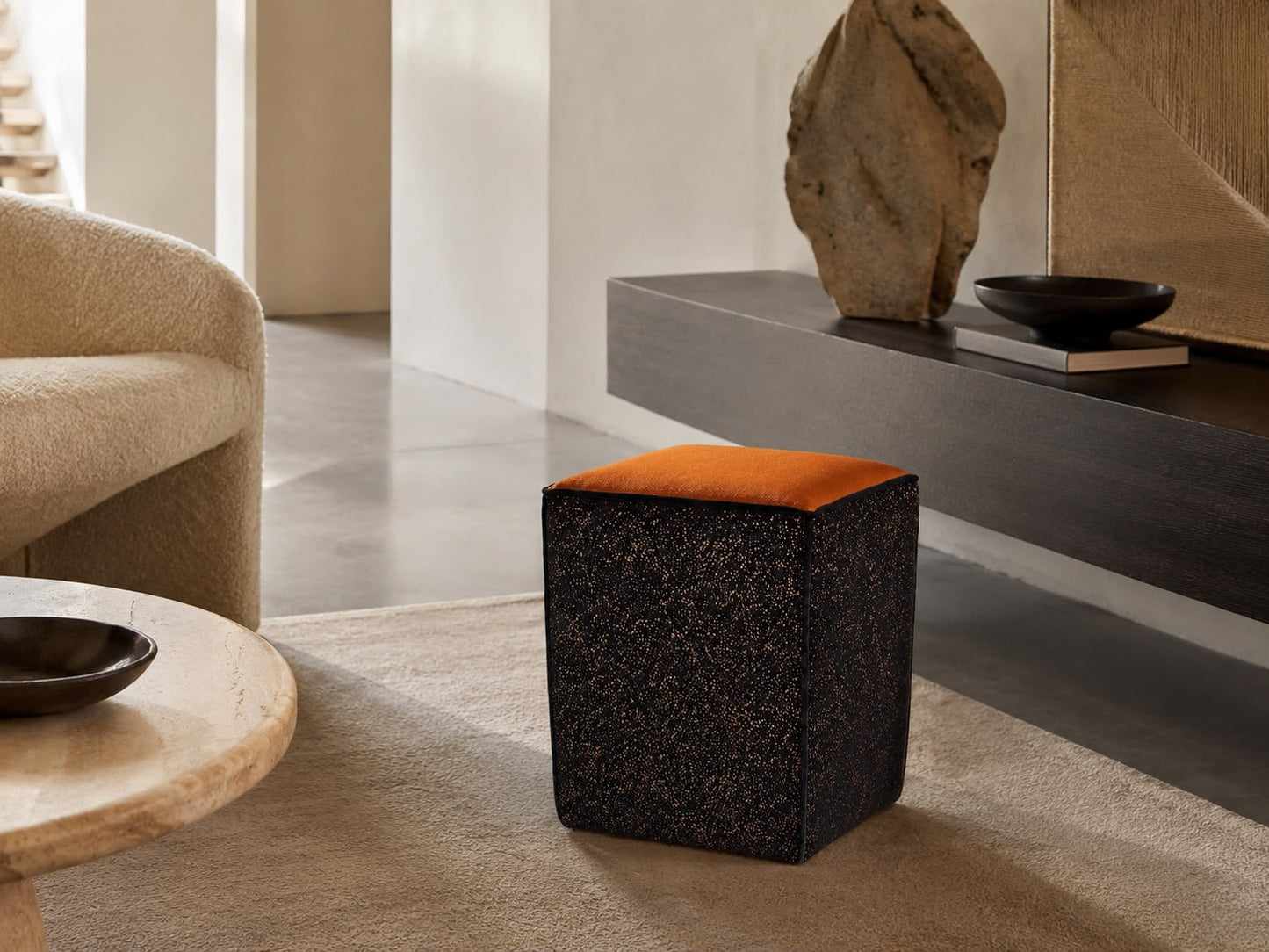 Handgearbeiteter Hocker mit Kupfer-Satin und schwarzem Samt mit kupfernen Einschlüssen