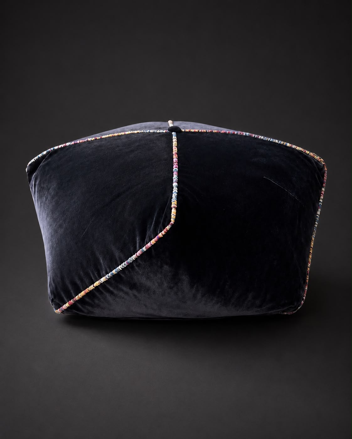 Handgearbeiteter Samt-Hocker mit Missoni-Keder
