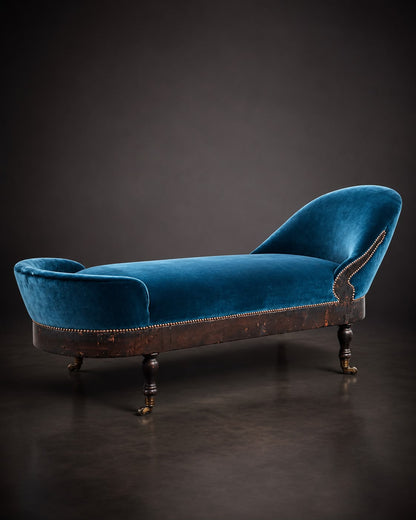 Historische Recamière / Chaiselongue in petrolfarbenem Designers-Guild-Samt