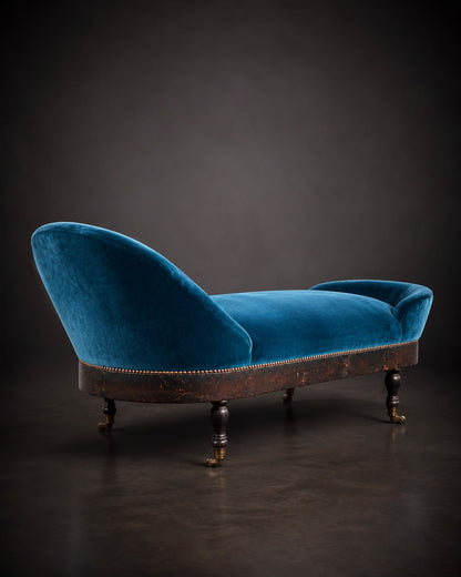Historische Recamière / Chaiselongue in petrolfarbenem Designers-Guild-Samt