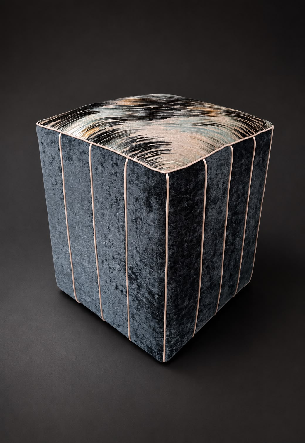 Handgearbeiteter Hocker mit Black-Edition-Stoff und Chenille-Velours