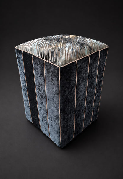 Handgearbeiteter Hocker mit Black-Edition-Stoff und Chenille-Velours