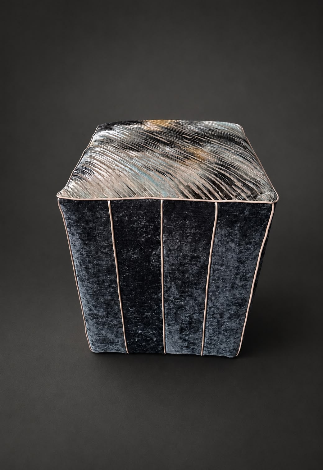 Handgearbeiteter Hocker mit Black-Edition-Stoff und Chenille-Velours