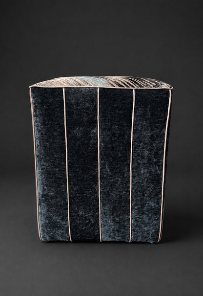 Handgearbeiteter Hocker mit Black-Edition-Stoff und Chenille-Velours
