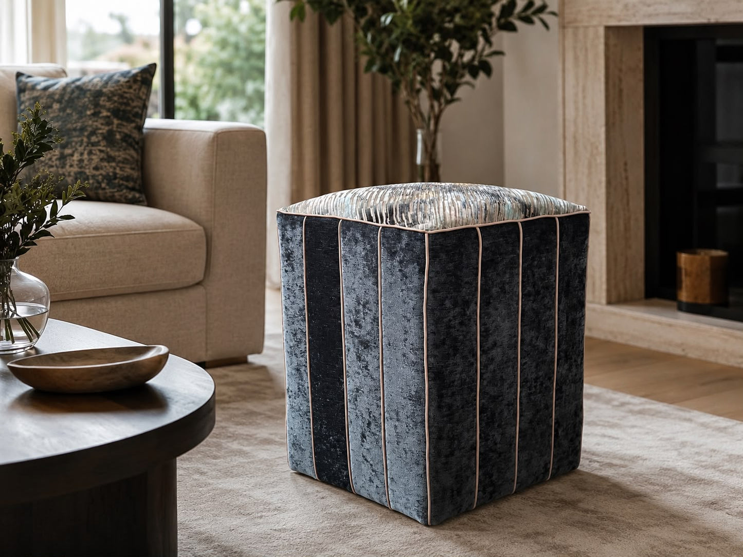Handgearbeiteter Hocker mit Black-Edition-Stoff und Chenille-Velours