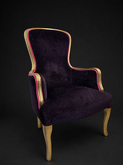 Voltaire-inspirierter Hochlehnsessel in tiefem Violett mit Goldgestell und himbeerfarbenem Doppelkeder