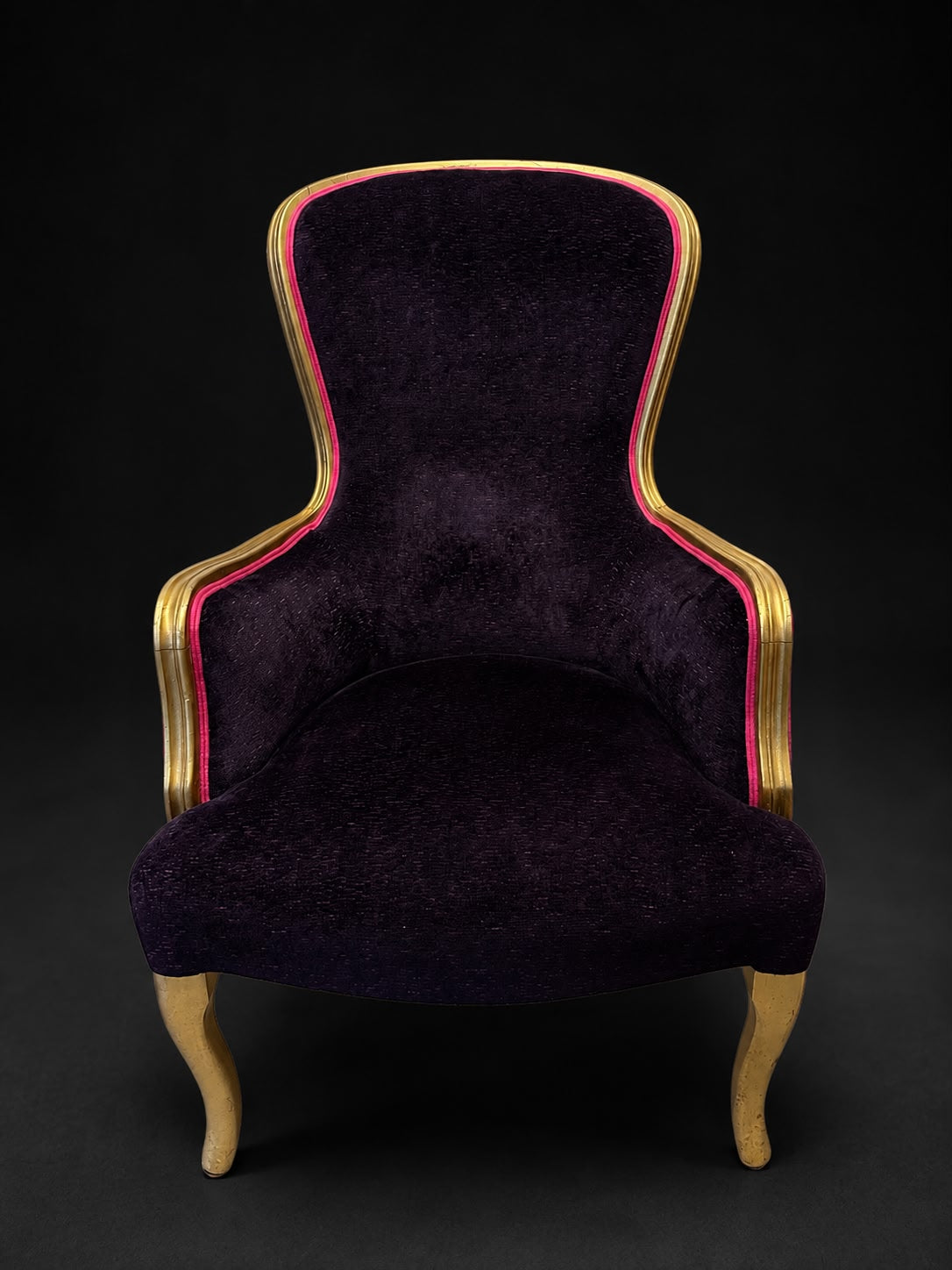 Voltaire-inspirierter Hochlehnsessel in tiefem Violett mit Goldgestell und himbeerfarbenem Doppelkeder