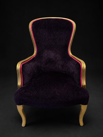 Voltaire-inspirierter Hochlehnsessel in tiefem Violett mit Goldgestell und himbeerfarbenem Doppelkeder