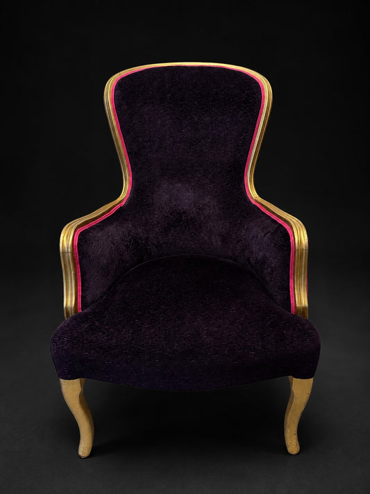 Voltaire-inspirierter Hochlehnsessel in tiefem Violett mit Goldgestell und himbeerfarbenem Doppelkeder